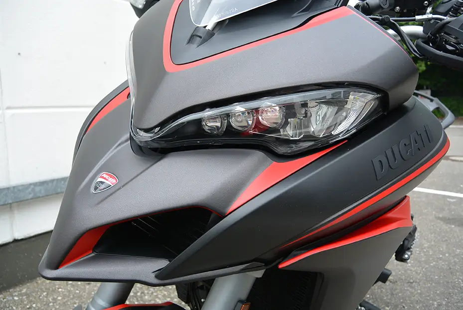 Ducati-Motorrad, Nahaufnahme der Front mit Scheinwerfer und Logo.