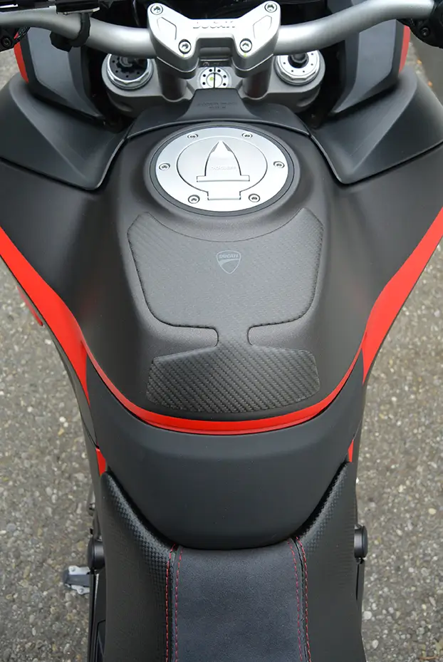 Tankansicht eines Ducati Motorrads mit rotem und schwarzem Design.