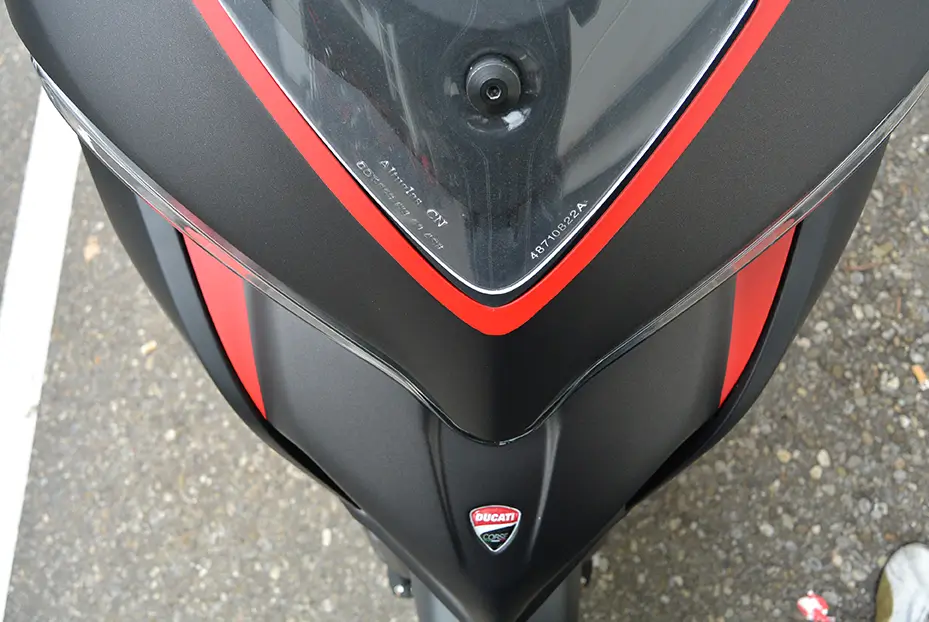 Nahaufnahme des Cockpits einer Ducati mit roten Akzenten.