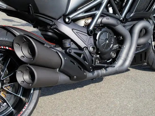 Das Bild zeigt den Auspuff und den Motorbereich eines Ducati Diavel Motorrads.