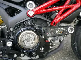 Motorrad-Detailansicht mit rotem Rahmen und sichtbarem Motor.