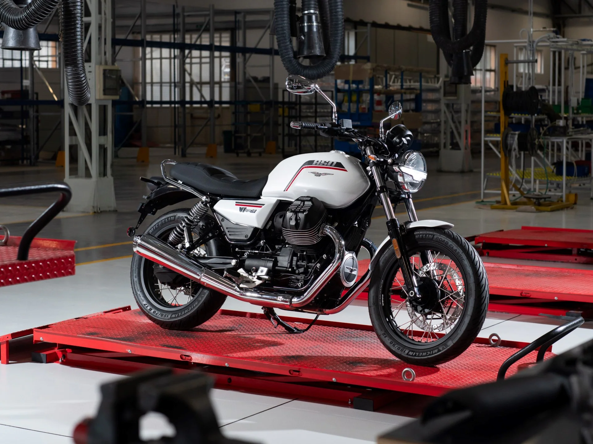 Eine Moto Guzzi V7 Special steht in einer Werkstatt auf einer roten Plattform.
