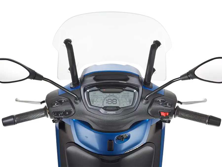 Piaggio_Beverly-400-S_close-up_900x675_Display_2 Lenkeransicht eines Piaggio Beverly 400 S mit digitalem Display und Spiegeln.