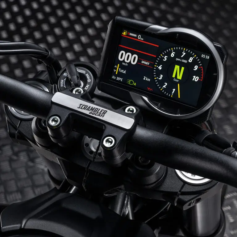 Scrambler-Full-Throttle-MY25-pagina-prodotto-flexicard-1080x1080-02-768x768 Nahaufnahme eines Ducati Scrambler Armaturenbretts mit digitalem Display.