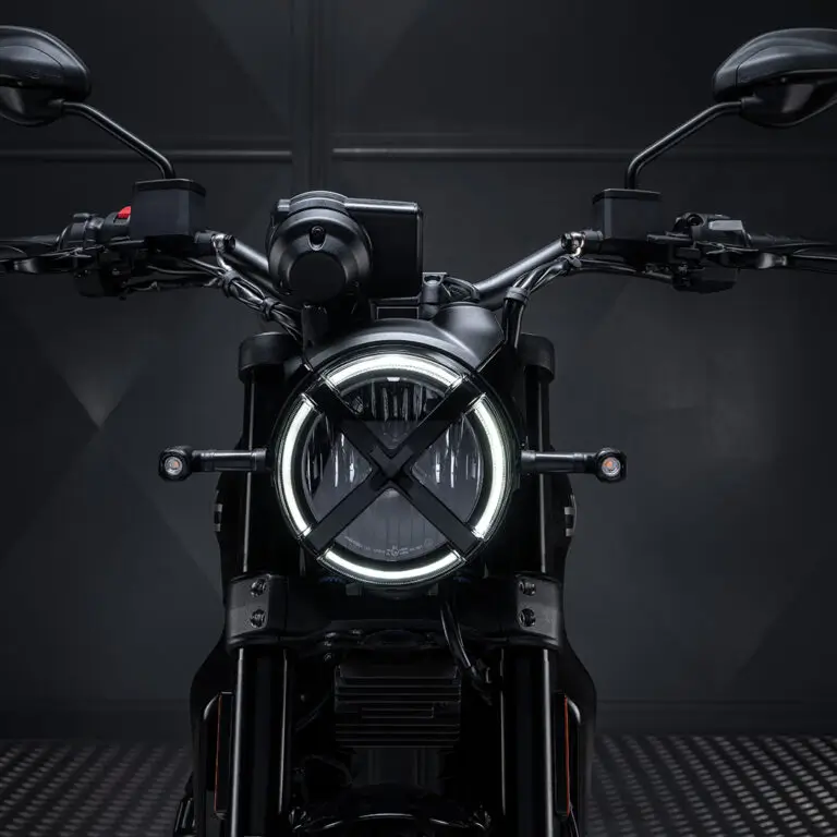 Scrambler-Full-Throttle-MY25-pagina-prodotto-flexicard-1080x1080-03-768x768 Frontansicht eines Motorrads mit rundem LED-Scheinwerfer und X-förmiger Abdeckung.