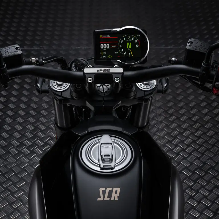 Scrambler-Full-Throttle-MY25-pagina-prodotto-flexicard-1080x1080-04-768x768 Motorrad-Cockpitansicht einer Ducati Scrambler Full Throttle mit digitalem Display.