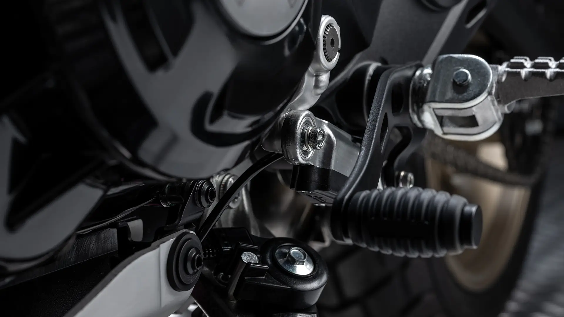 Nahaufnahme eines Motorrad-Fußrasts und -Getriebes.