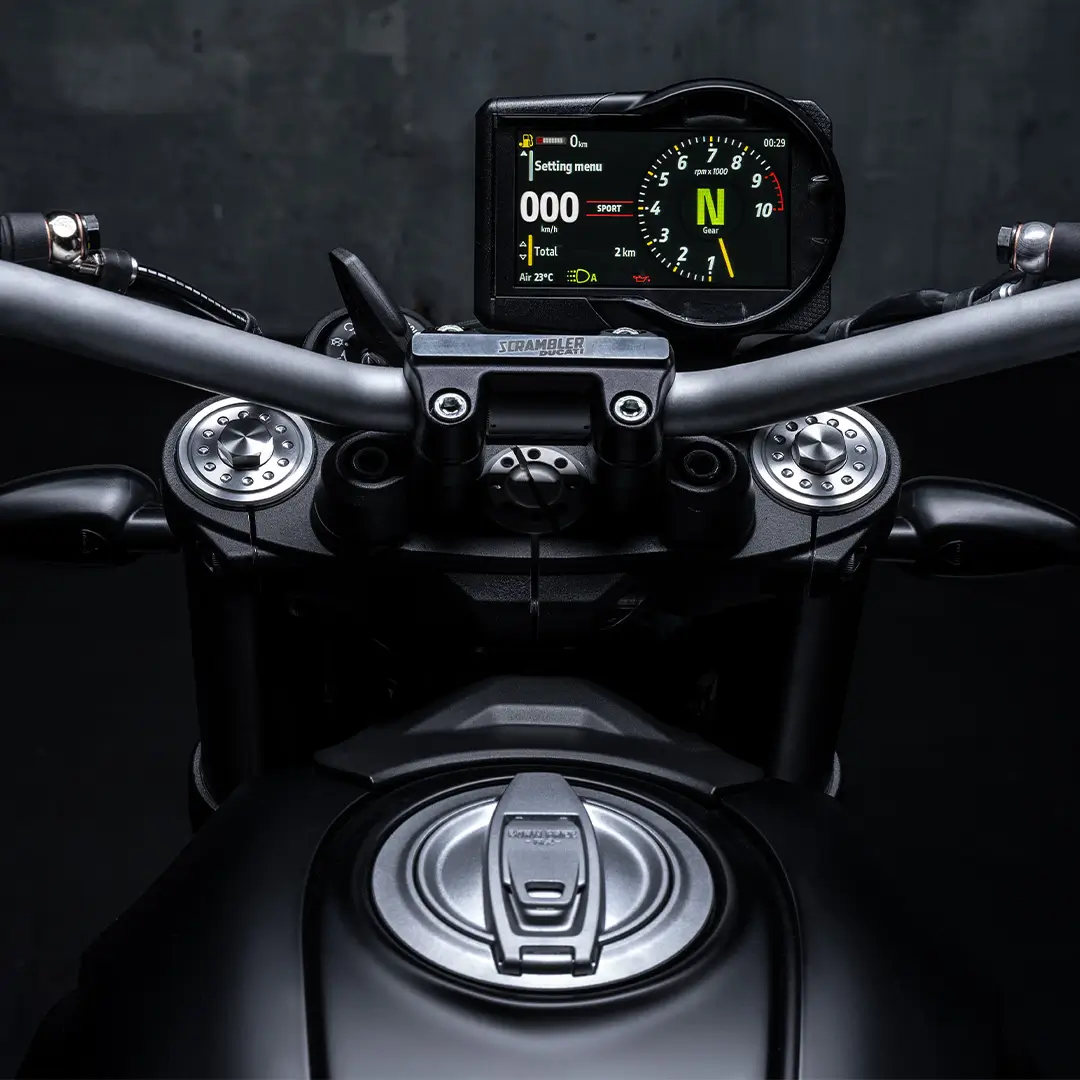 Scrambler-Icon-Dark-MY25-pagina-prodotto-flexicard-1080x1080-01 Cockpit-Ansicht eines Scrambler Icon Dark Motorrads mit digitalem Display.