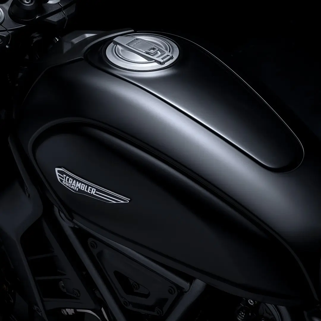 Scrambler-Icon-Dark-MY25-pagina-prodotto-flexicard-1080x1080-02 Schwarzer Tank eines Ducati Scrambler Motorrads mit Logo.