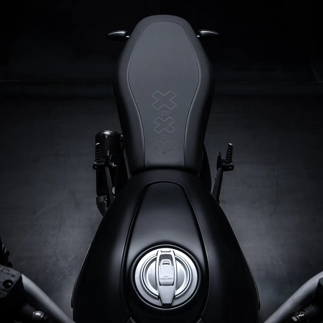 Scrambler-Icon-Dark-MY25-pagina-prodotto-flexicard-1080x1080-03-2 Sitz und Tank eines schwarzen Ducati Scrambler Icon Dark Motorrads von oben.
