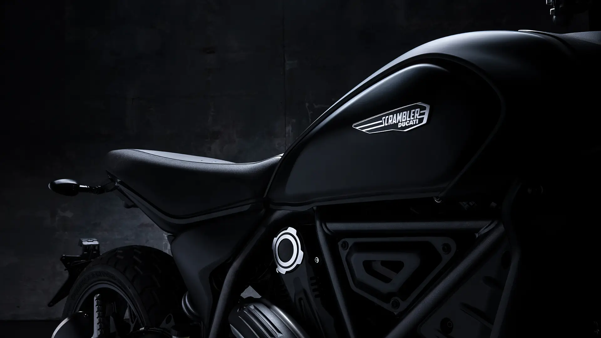 Nahaufnahme eines schwarzen Ducati Scrambler Motorrads.