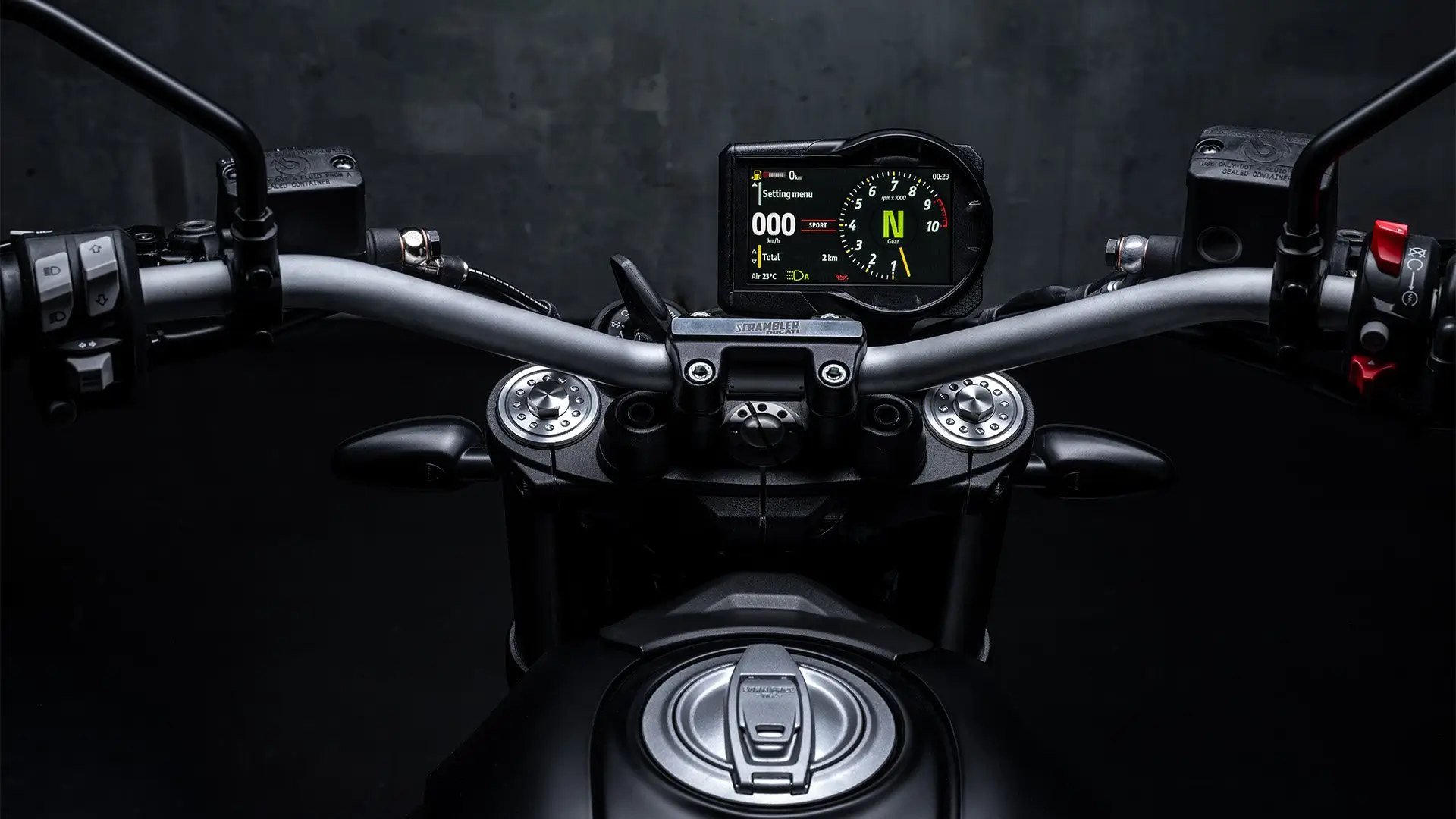 Ansicht des Cockpits eines Scrambler Icon Dark Motorrads mit digitalem Display und Lenker.