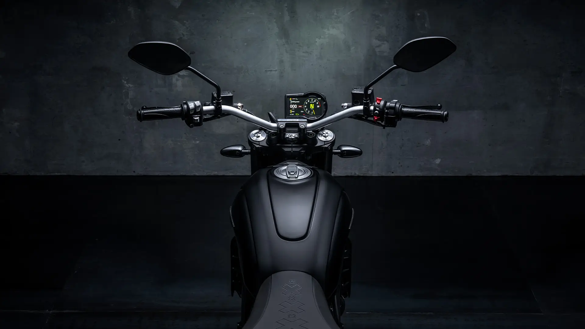 Ansicht des Lenkers und Cockpits eines Scrambler Icon Dark Motorrads.