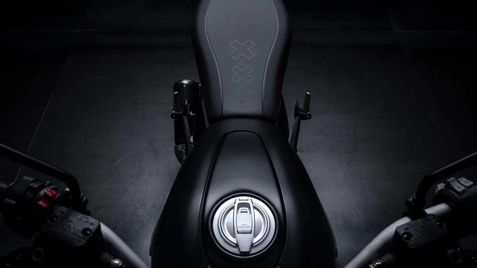 Motorradsitz und Tank einer Ducati Scrambler Icon Dark von oben.