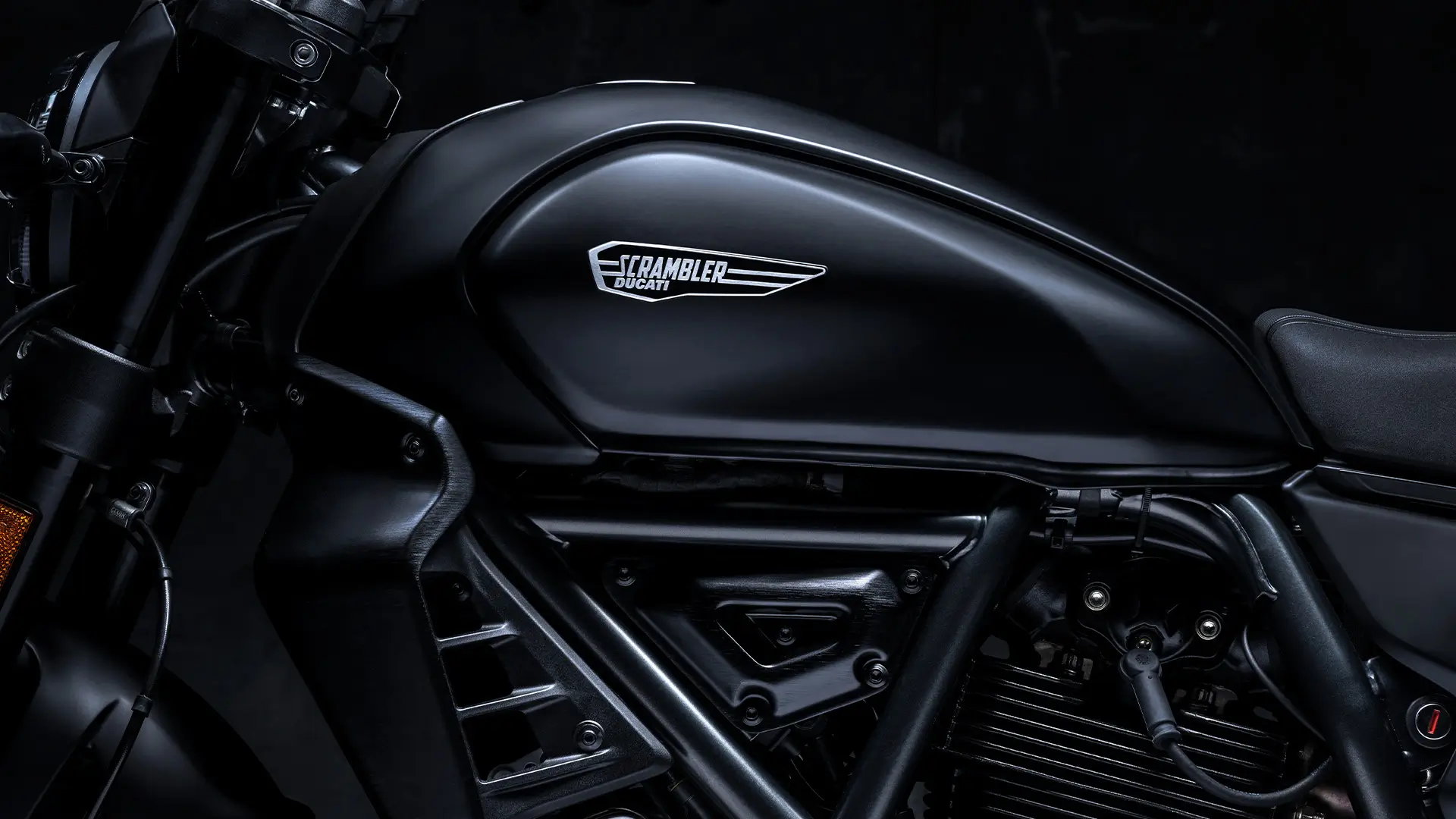 Schwarzer Ducati Scrambler Icon Dark Motorrad-Tank in Nahaufnahme.