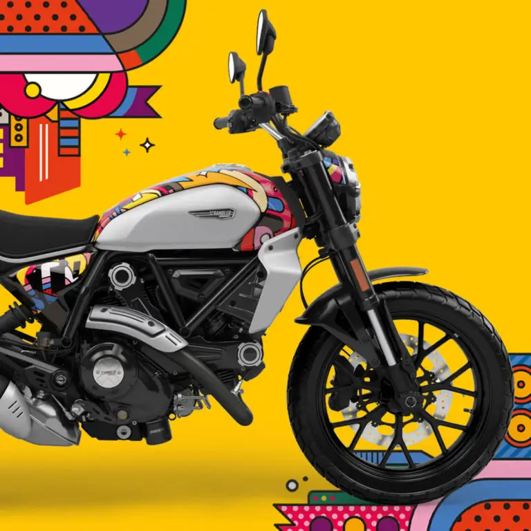 Motorrad Ducati Scrambler Icon mit buntem Van-Orton-Design auf gelbem Hintergrund.