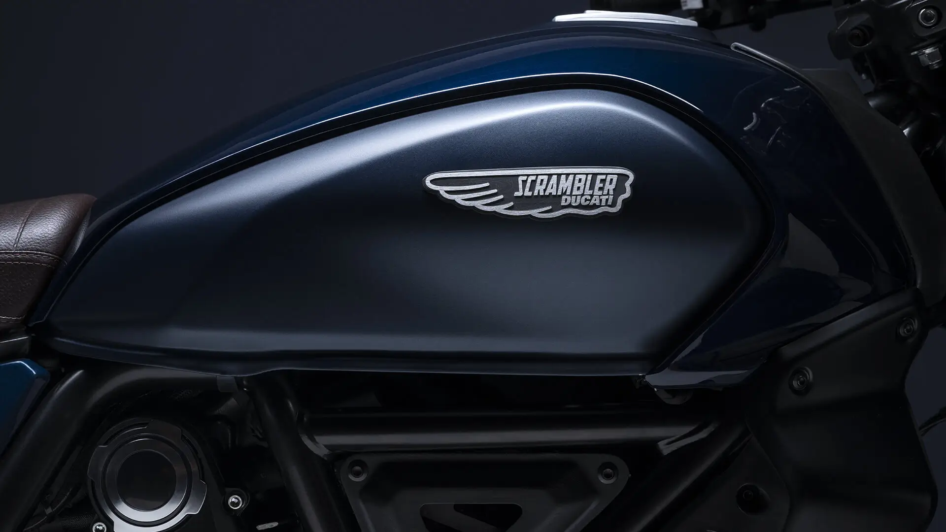 Nahaufnahme des Tanks einer Ducati Scrambler Nightshift.