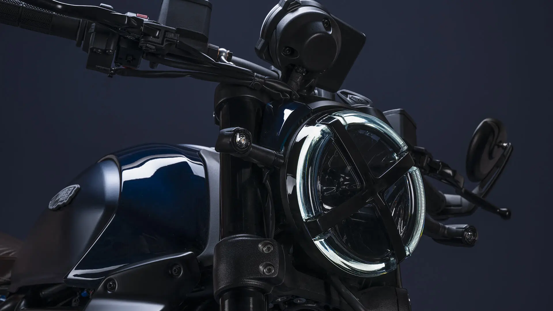Nahaufnahme eines Motorradscheinwerfers einer Ducati Scrambler Nightshift.