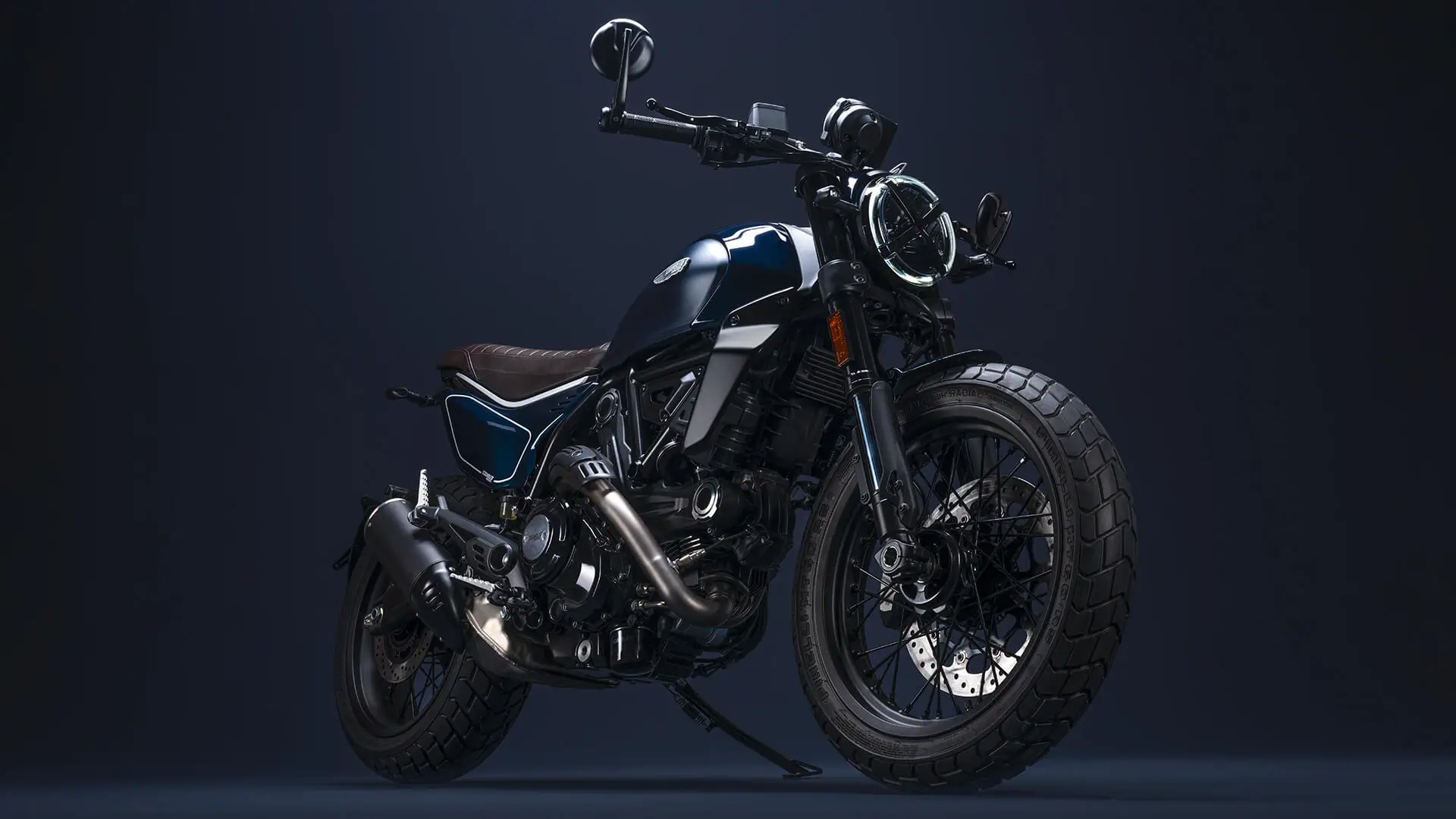 Ein Scrambler-Nightshift-Motorrad mit dunklem Design auf einem neutralen Hintergrund.
