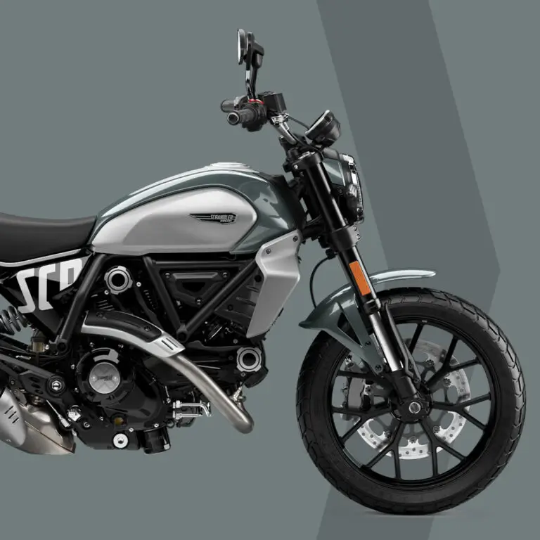 Motorrad im Scrambler-Stil in jadegrüner Farbe.