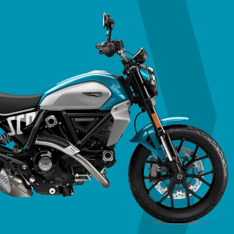 Motorrad Scrambler Next Gen in der Farbe Rio Celeste vor blauem Hintergrund.