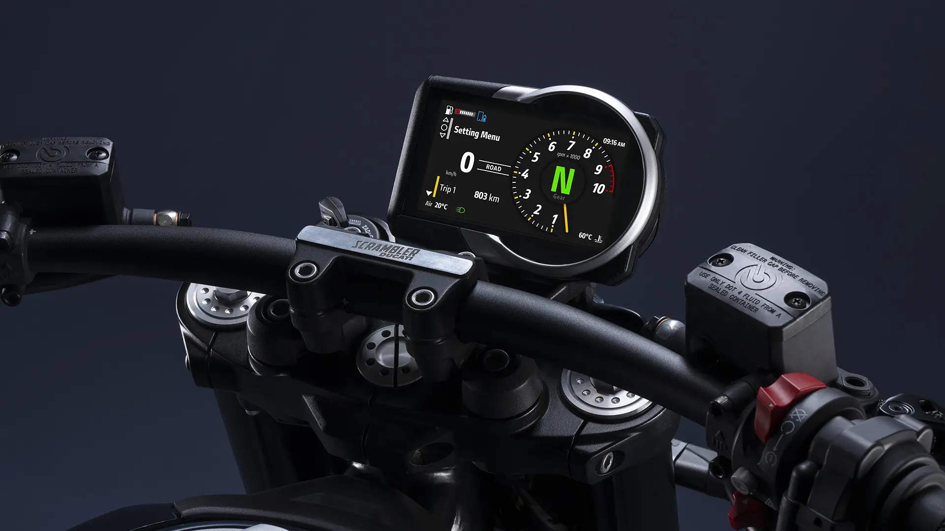 Lenker und digitales Display eines Scrambler-Motorrads.