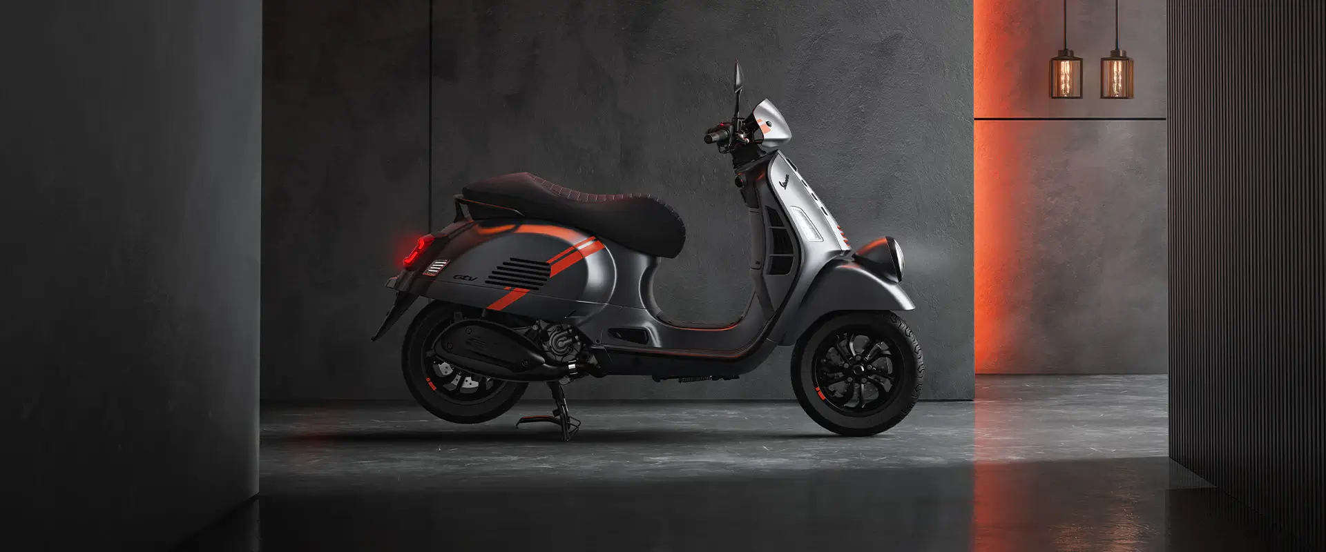 Eine Vespa GTV steht in einem modernen, dunklen Raum mit orangefarbener Beleuchtung.