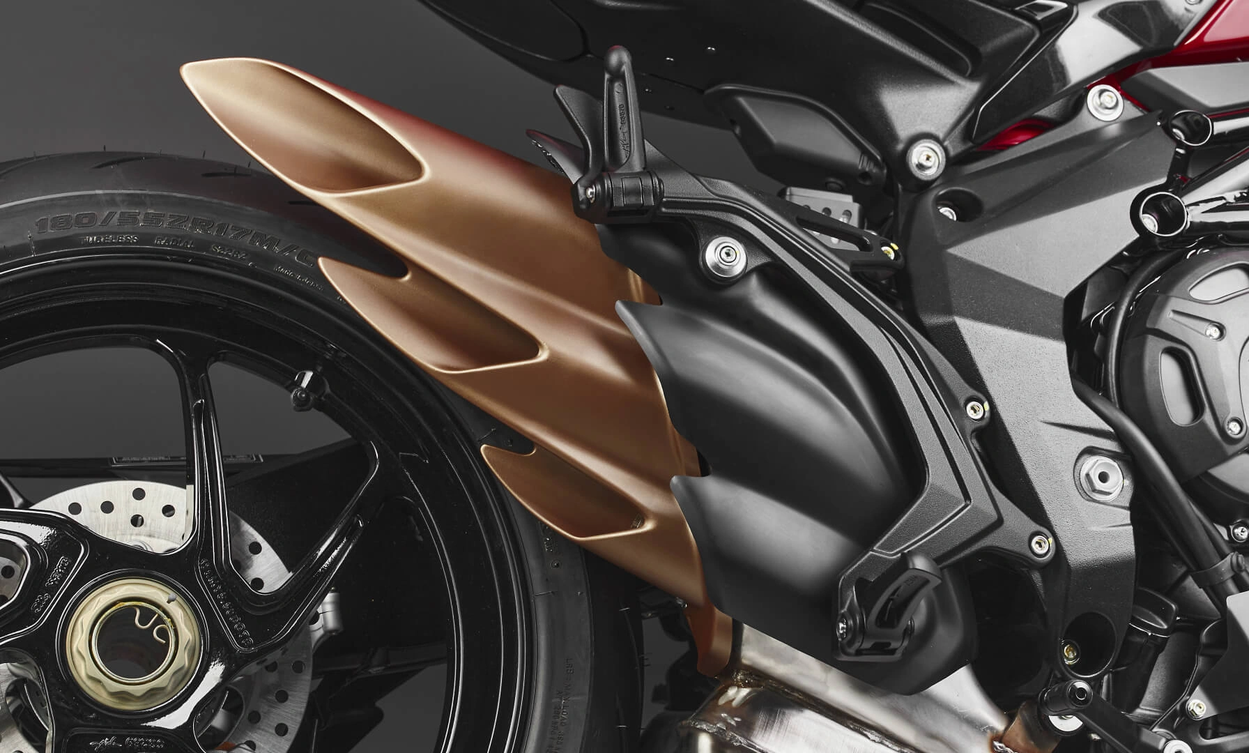 Nahaufnahme des Hinterrads und Auspuffs eines MV Agusta Motorrads