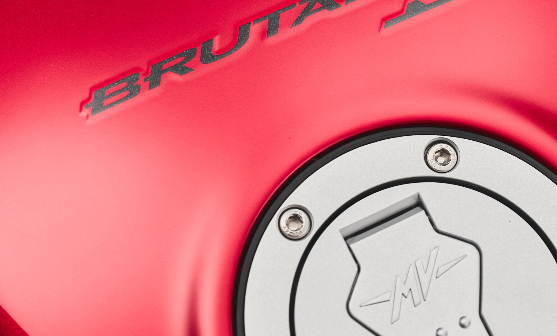 Nahaufnahme eines roten MV Agusta Brutale Motorradtanks mit Markenlogo.