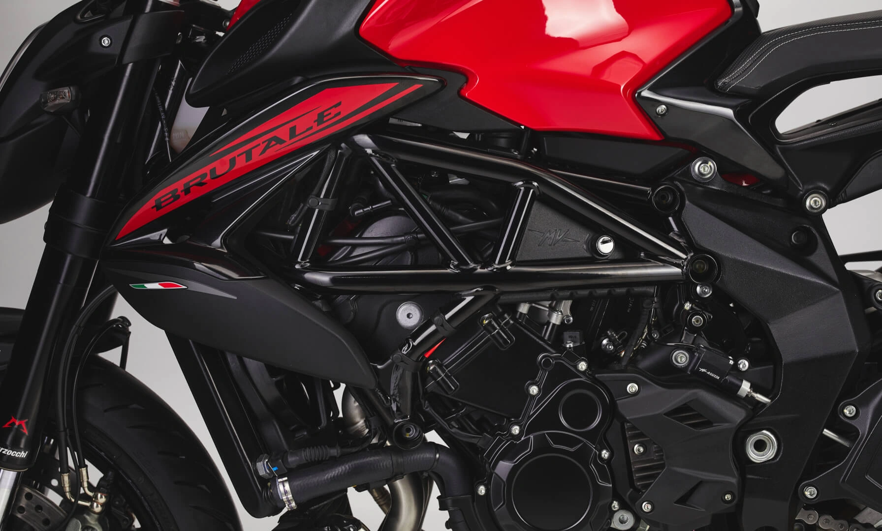 Nahaufnahme eines roten MV Agusta Brutale Motorrads mit sichtbarem Rahmen und Motor.