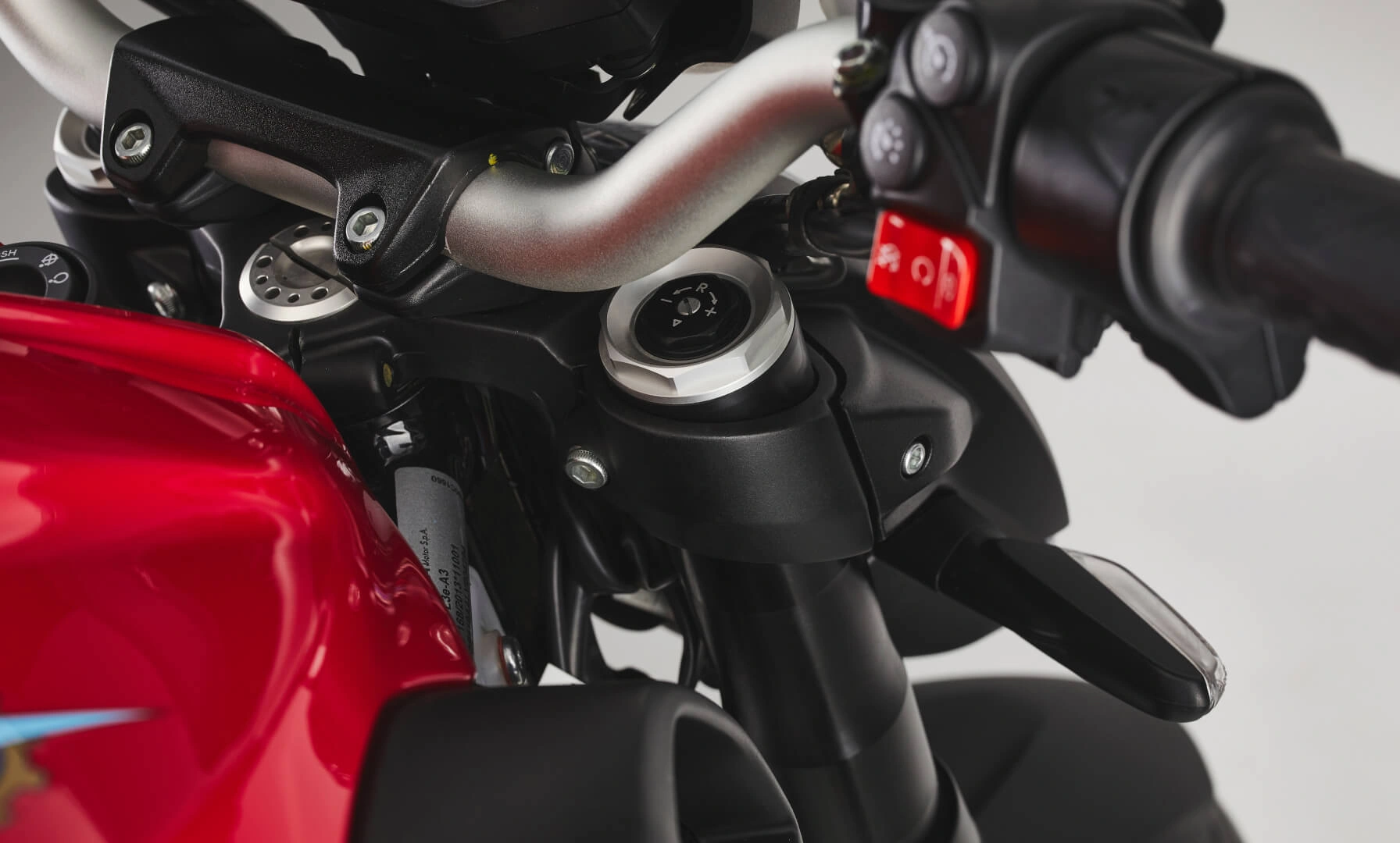 Nahaufnahme eines Motorradlenkers und -cockpits, möglicherweise einer Brutale R.