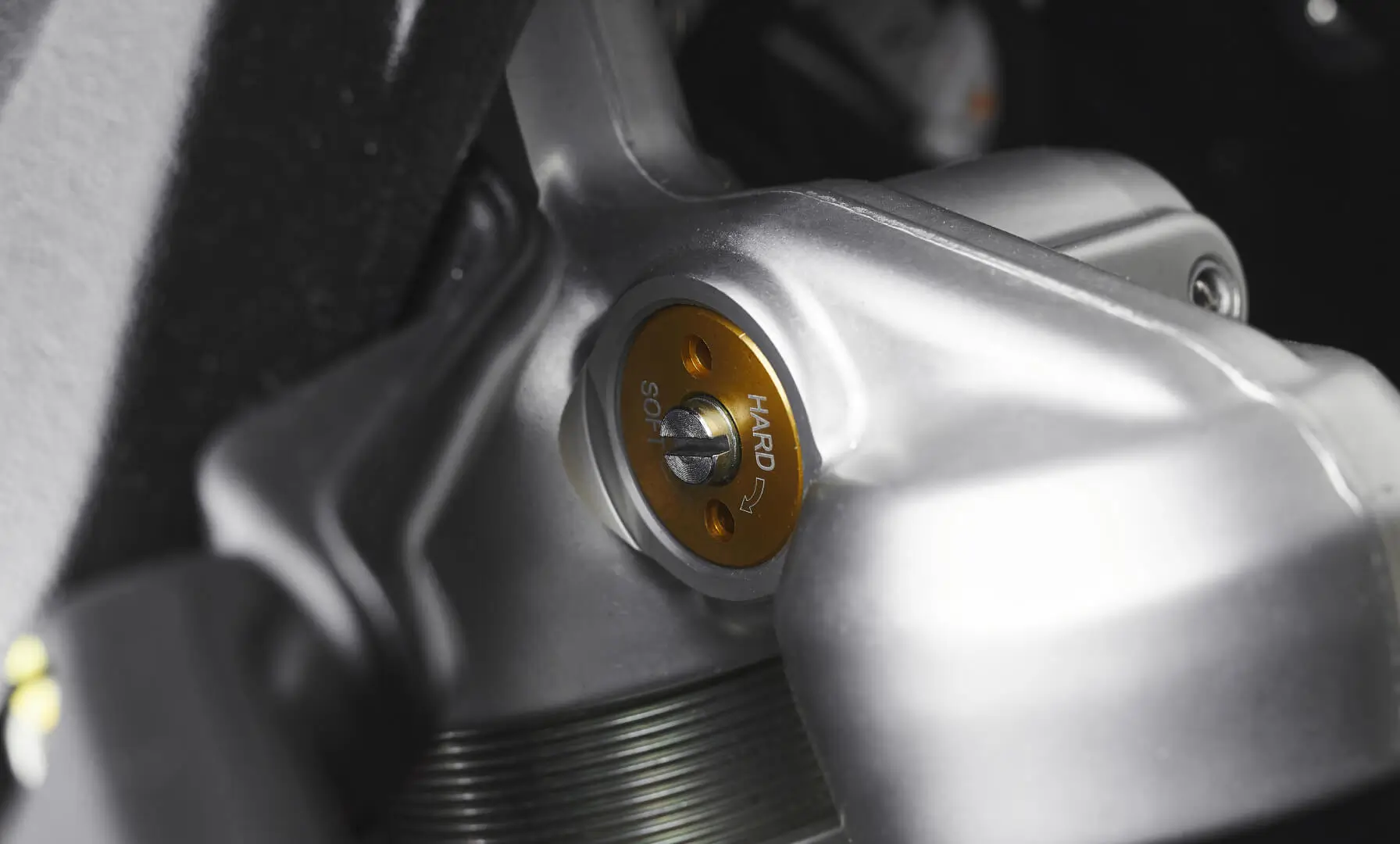 Detailaufnahme einer Verstellschraube an einem Motorrad.