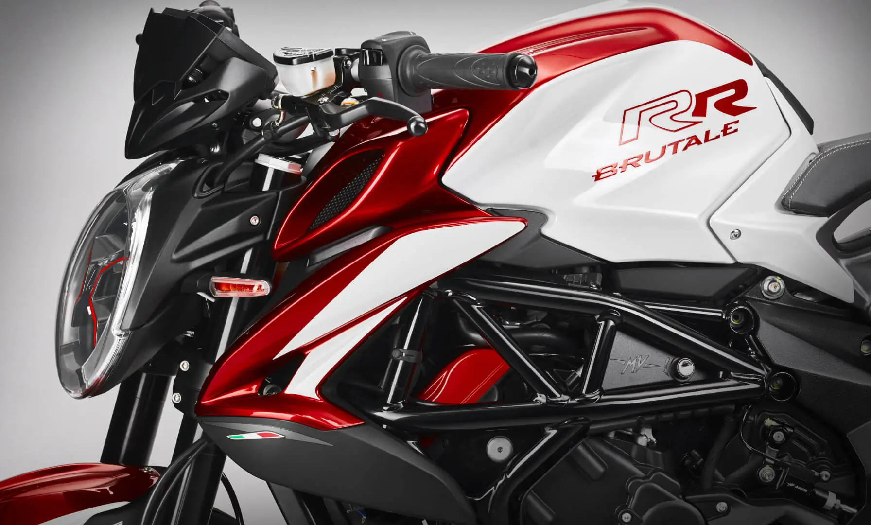 Ein rot-weißes MV Agusta Brutale RR Motorrad von der Seite.