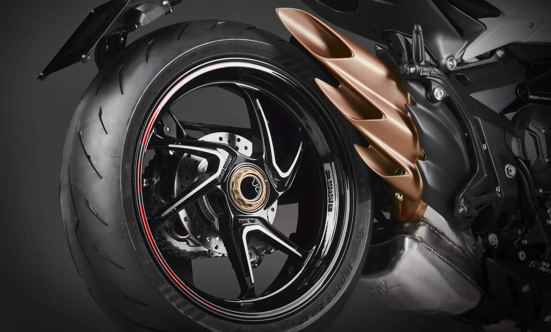 Hinterrad einer MV Agusta Brutale RR mit auffälliger Felge und Bremsscheibe.