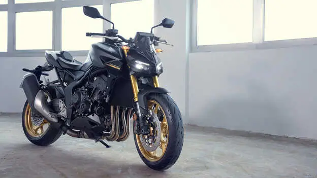 c2_r (1) Ein schwarzes Motorrad CB1000 Hornet steht in einem hellen Raum.