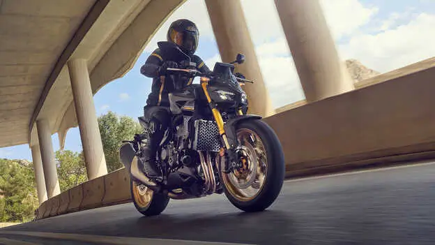 Motorradfahrer auf einer Honda CB1000 Hornet fährt durch eine überdachte Straße.