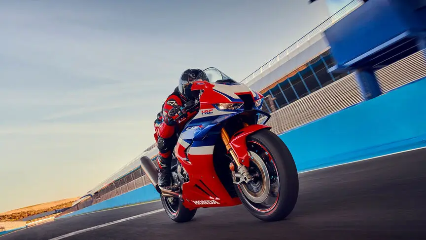 c4 (1) Ein Motorradfahrer fährt eine Honda CBR1000RR-R Fireblade auf einer Rennstrecke.