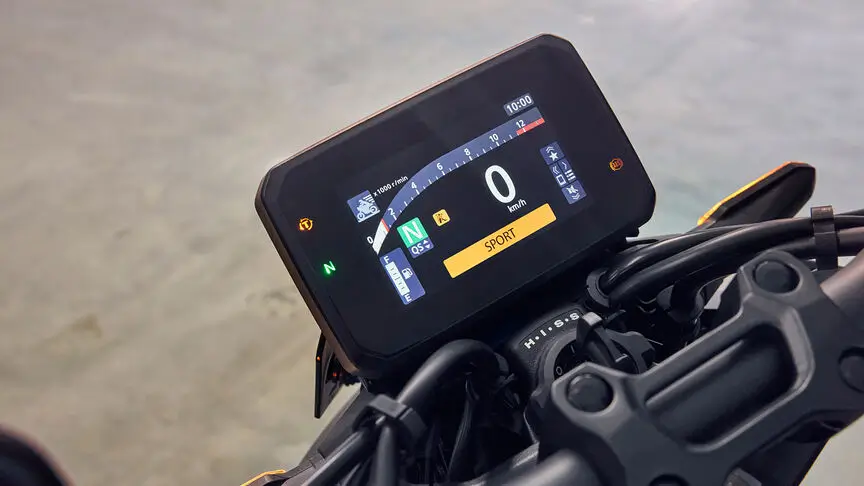 c4 (3) Motorrad-Display zeigt Geschwindigkeitsanzeige und Fahrmodus.