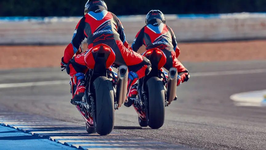 c4 (3) Zwei Motorradfahrer auf Honda-Maschinen CBR1000RR-R Fireblade fahren auf einer Rennstrecke.