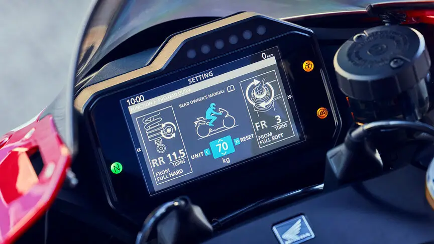 c4 Ein Motorrad-Display zeigt verschiedene Einstellungen und Informationen an.