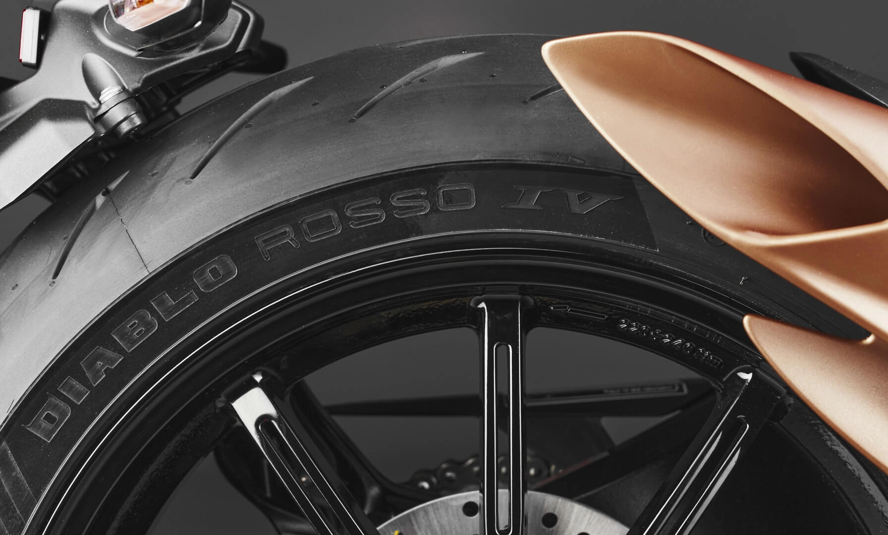 Nahaufnahme eines Motorradreifens mit der Aufschrift "Diablo Rosso IV".