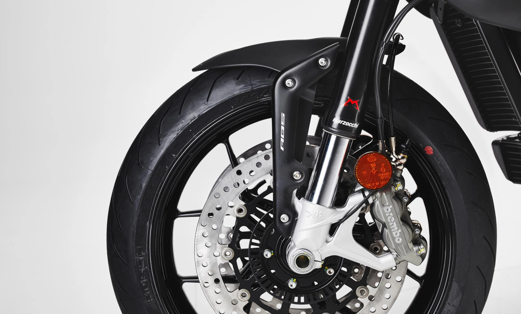 Vorderrad einer MV Agusta Dragster R mit Brembo-Bremse.