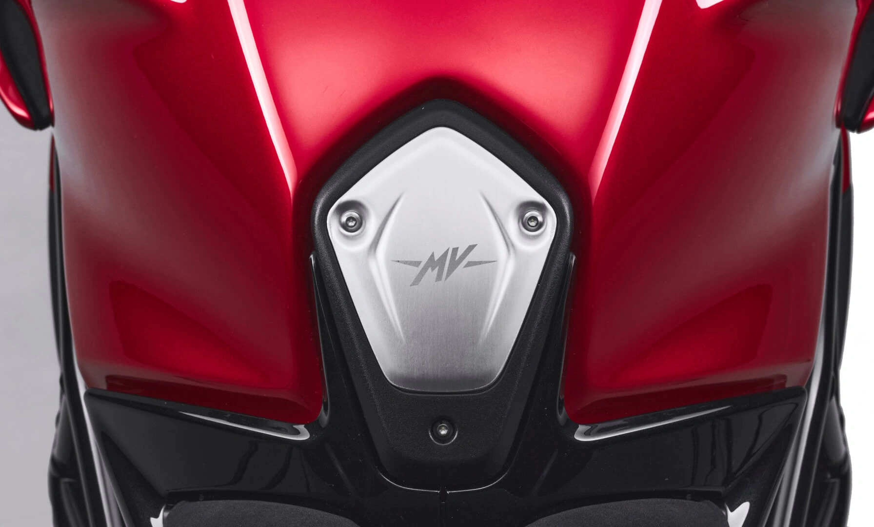 Nahaufnahme des MV Agusta-Logos auf einem roten Motorrad.