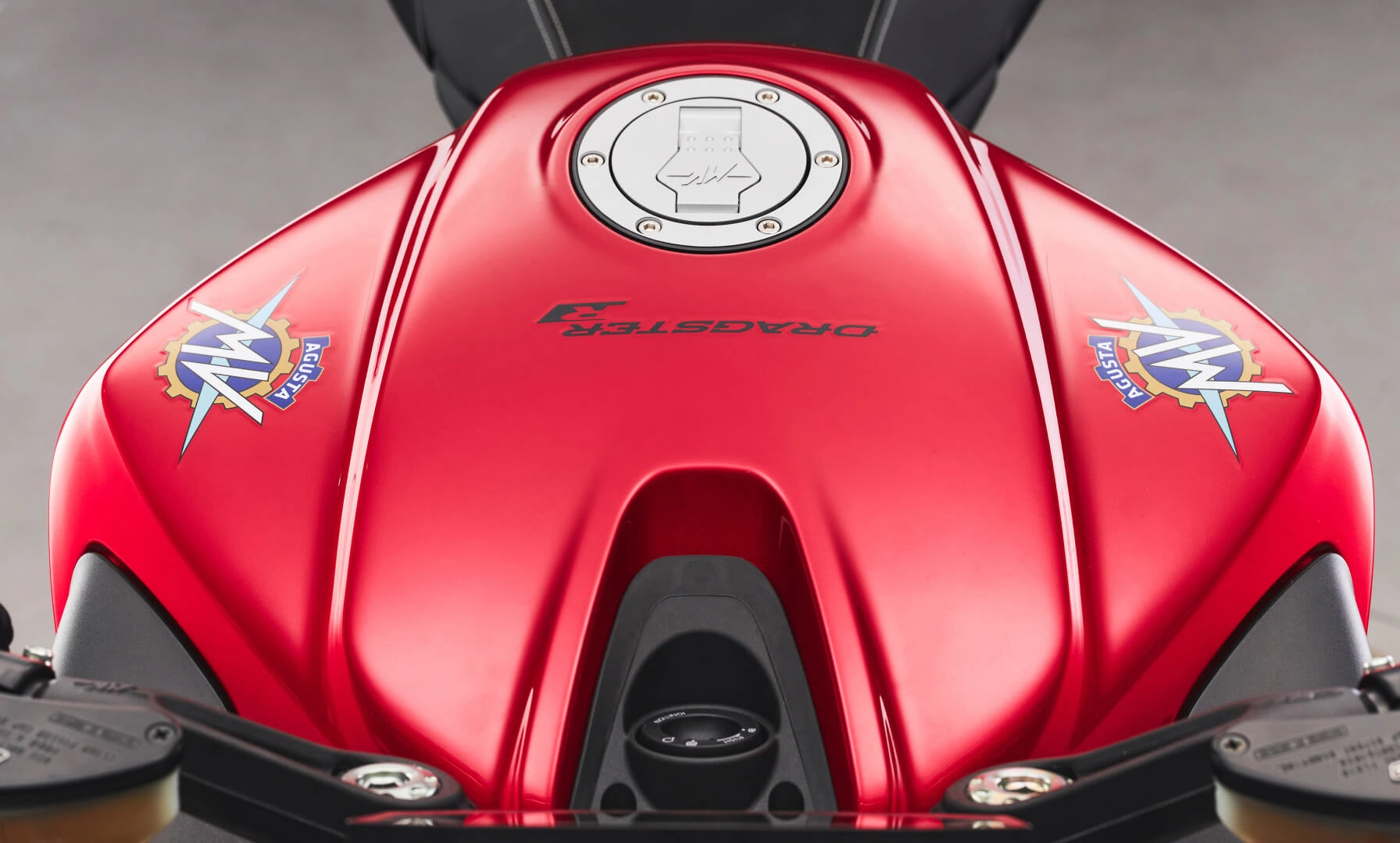Roter Tank eines MV Agusta Dragster Motorrads mit Logos.