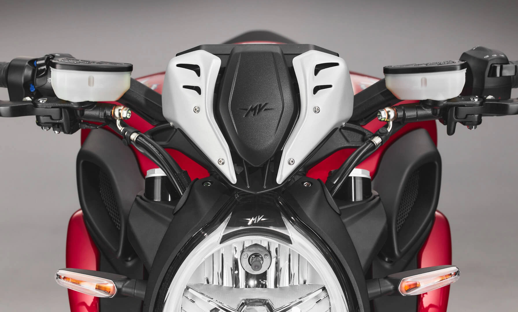 dragster-r-5 Frontansicht eines MV Agusta Dragster Motorrads mit markantem Scheinwerfer und Lenker.