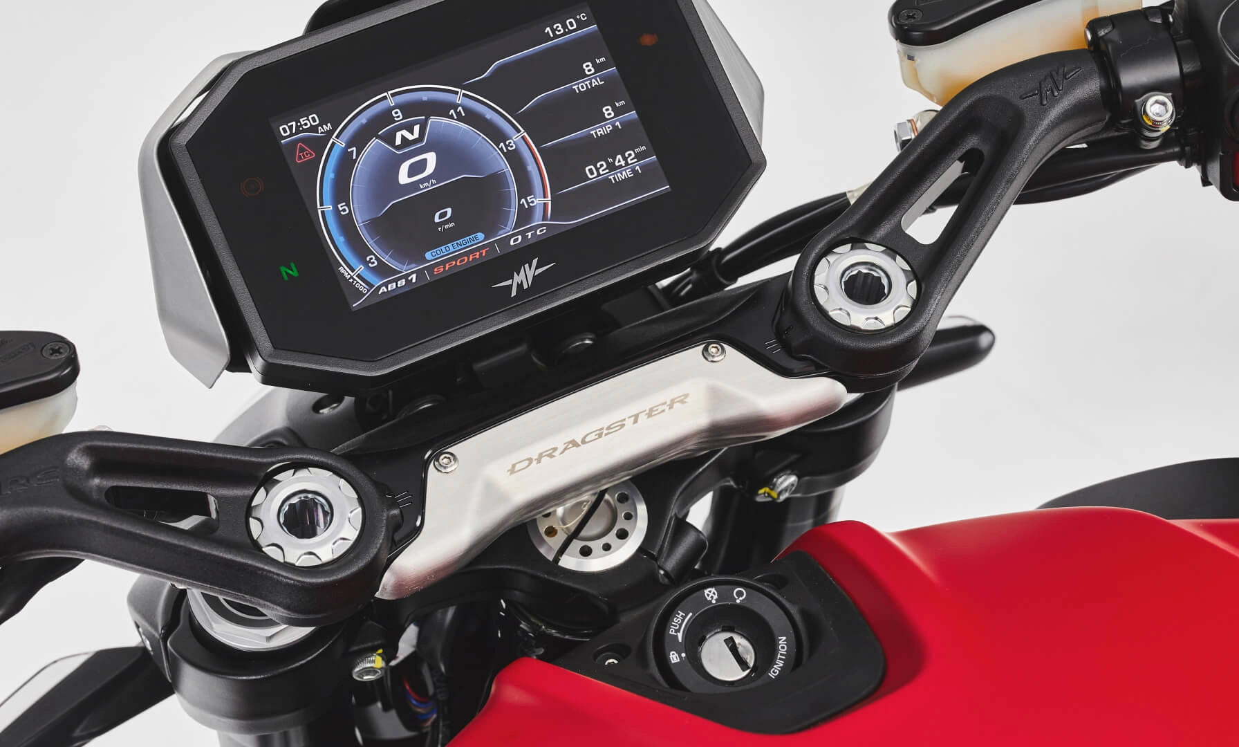 dragster-r-6 Nahaufnahme des Cockpits eines MV Agusta Dragster Motorrads mit digitalem Display.