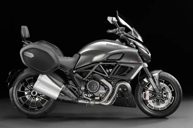 ducati_diavel_strada_2013_2 Ducati Diavel Strada 2013 Motorrad in Seitenansicht.
