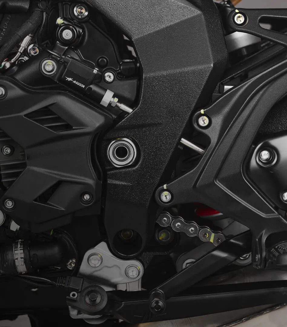 electronics_1 Nahaufnahme eines MV Agusta Motorradmotors mit sichtbaren mechanischen Details.
