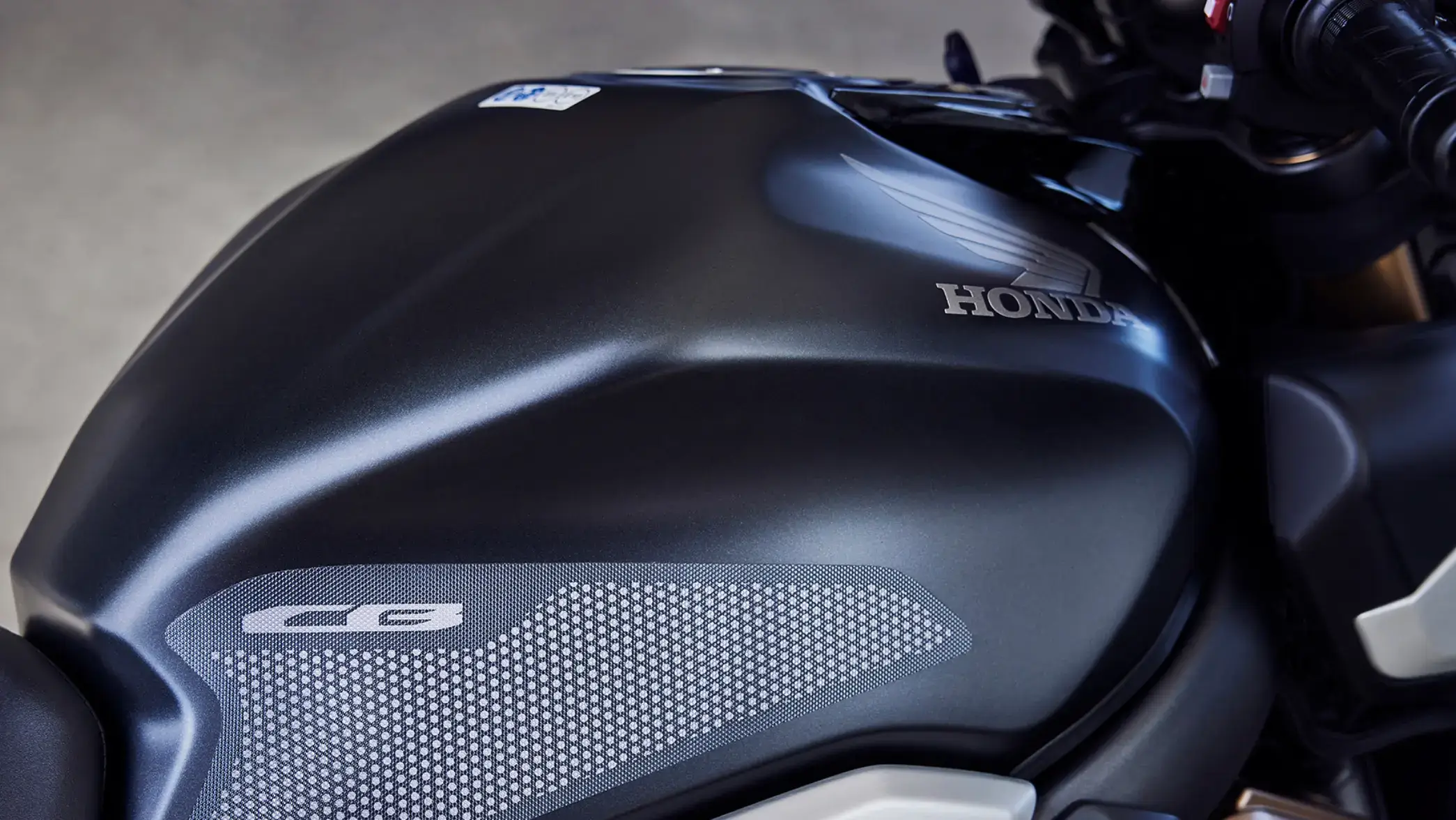 Nahaufnahme eines Honda-Motorradtanks mit dem Logo und der Aufschrift "CB".