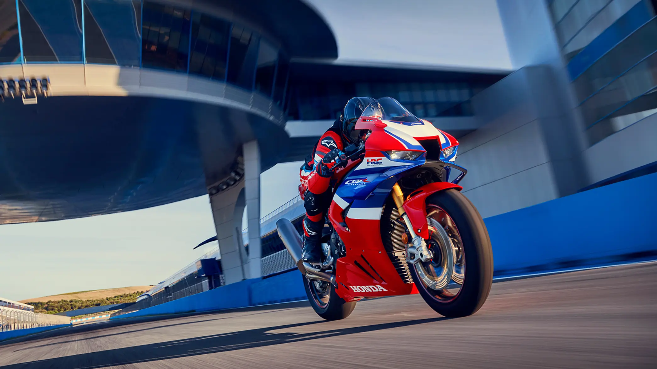 Ein Motorradfahrer auf einer Honda CBR1000RR-R Fireblade fährt schnell auf einer Rennstrecke.